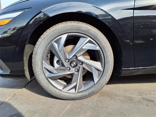 2025 Hyundai ELANTRA SEL