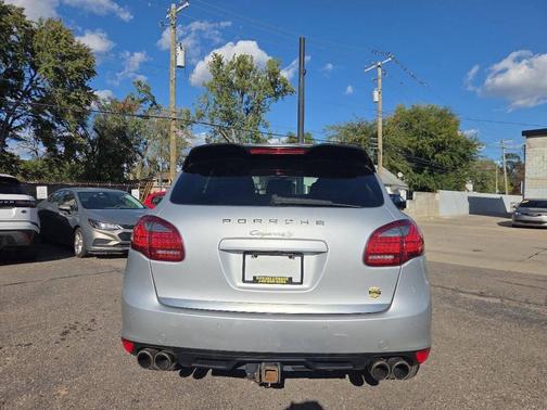 Classic Silver Metallic 2011 Porsche Cayenne Cayenne