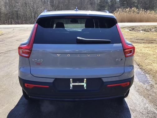 Gray 2024 Volvo XC40 B5 Plus Dark Theme