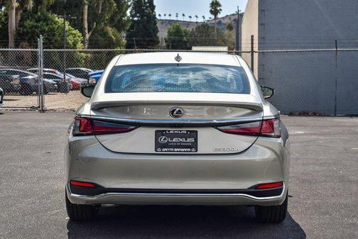 2025 Lexus ES 300h Base