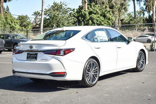 2025 Lexus ES 300h Base