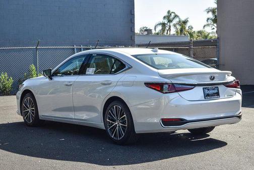2025 Lexus ES 300h Base