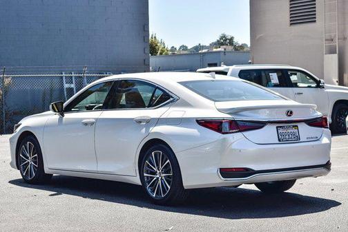 2025 Lexus ES 300h Base
