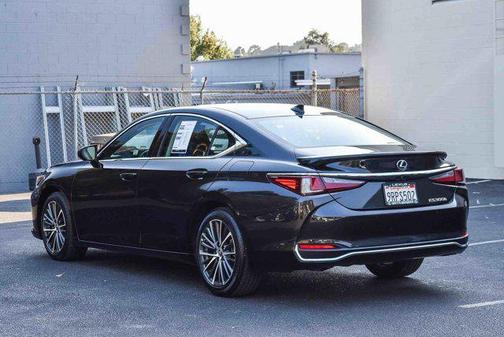 2025 Lexus ES 300h Base