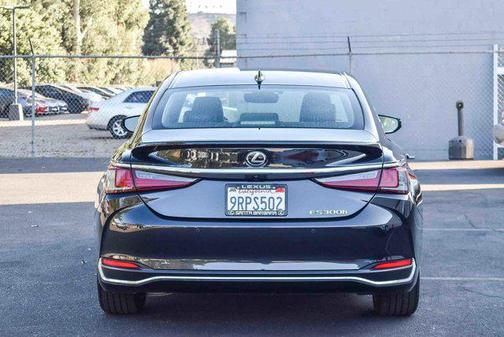 2025 Lexus ES 300h Base
