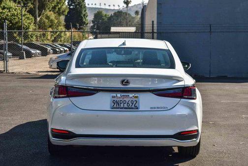 2025 Lexus ES 300h Base