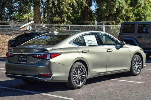 2025 Lexus ES 300h Base