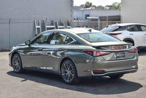 2025 Lexus ES 300h Base