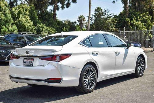 2025 Lexus ES 300h Base