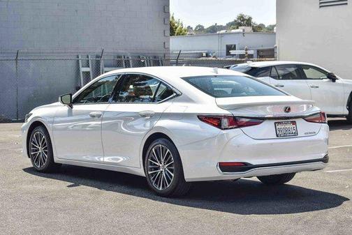 2025 Lexus ES 300h Base