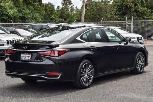 2025 Lexus ES 300h Base