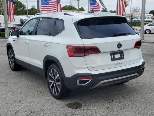Pure White 2024 Volkswagen Taos 1.5T SE