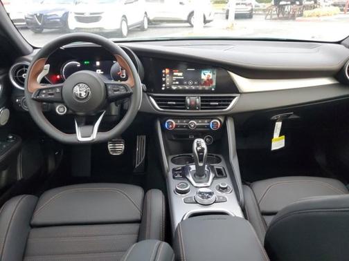 2025 Alfa Romeo Giulia Intensa