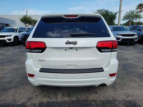 Bright White Clearcoat 2021 Jeep Grand Cherokee Laredo