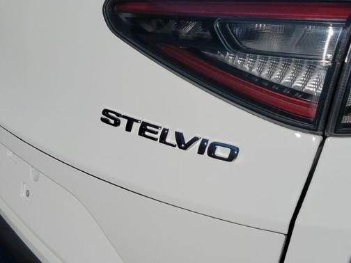 2025 Alfa Romeo Stelvio Base