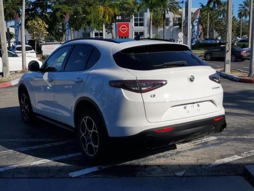 2025 Alfa Romeo Stelvio Base