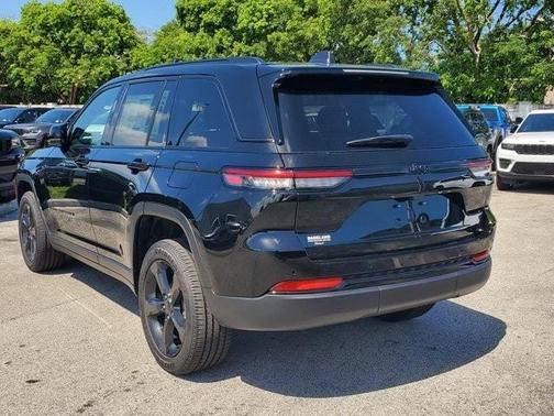 2025 Jeep Grand Cherokee Laredo