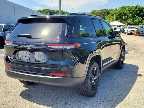 2025 Jeep Grand Cherokee Laredo