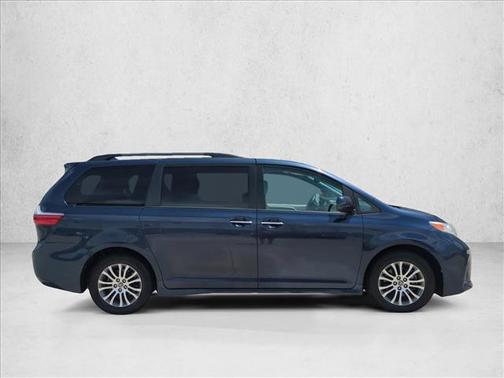 Parisian Night Pearl 2020 Toyota Sienna XLE