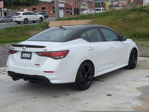 Aspen White Tricoat/Super Black 2022 Nissan Sentra SR