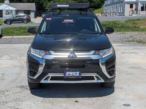 Labrador Black Metallic 2019 Mitsubishi Outlander ES