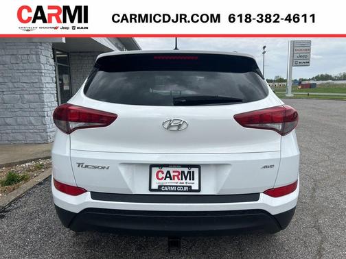 Dazzling White 2017 Hyundai TUCSON SE