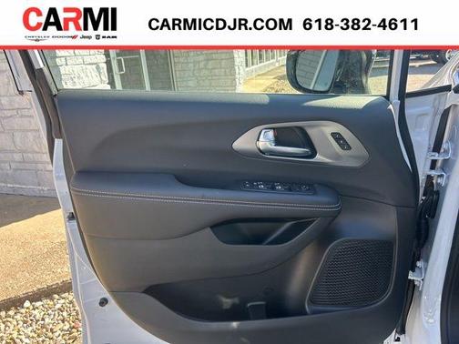 Bright White Clearcoat 2026 Chrysler Pacifica Select