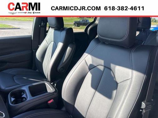 Bright White Clearcoat 2026 Chrysler Pacifica Select