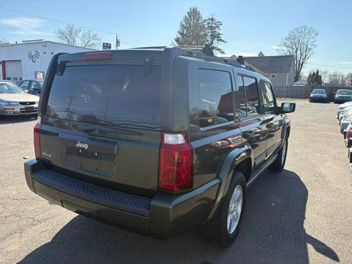 Green 2006 Jeep Commander Base