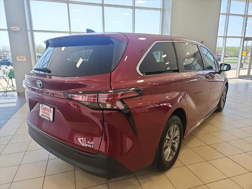 2022 Toyota Sienna LE