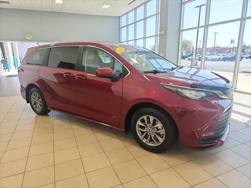 2022 Toyota Sienna LE