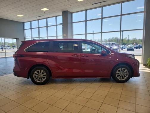 2022 Toyota Sienna LE