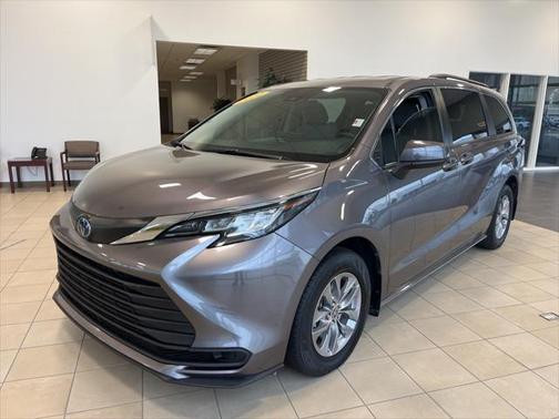 2022 Toyota Sienna LE