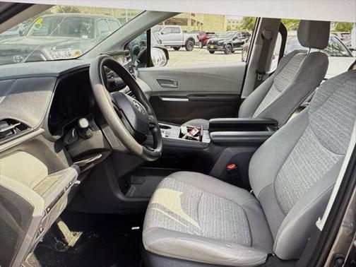2022 Toyota Sienna LE