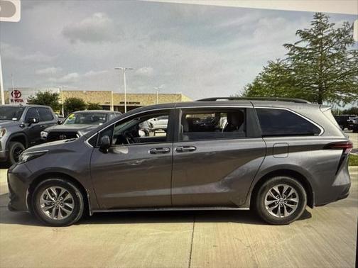 2022 Toyota Sienna LE