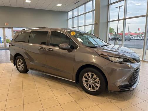 2022 Toyota Sienna LE