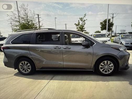 2022 Toyota Sienna LE
