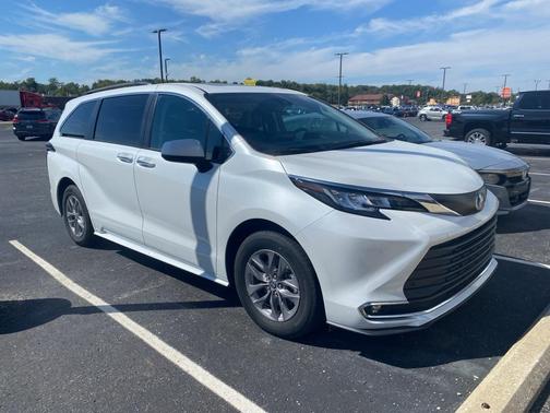 2022 Toyota Sienna XLE 7 Passenger