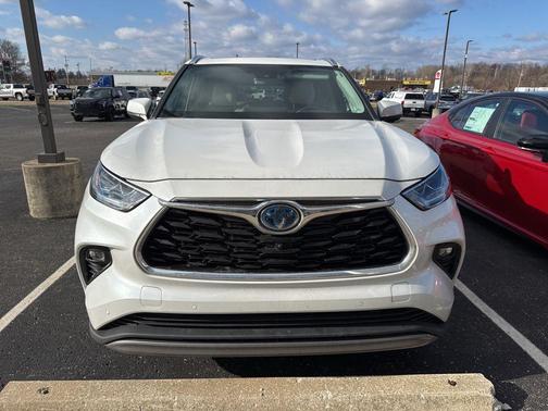 2023 Toyota Highlander Hybrid Platinum