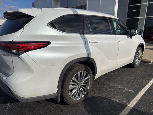 2023 Toyota Highlander Hybrid Platinum