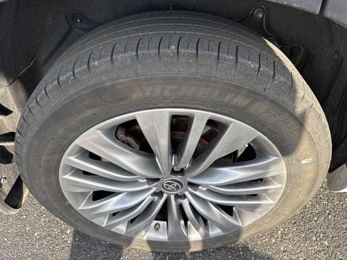 2023 Toyota Highlander Hybrid Platinum