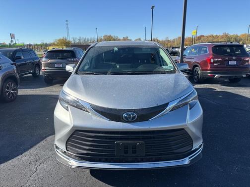 2024 Toyota Sienna XLE