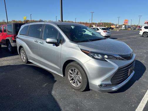 2024 Toyota Sienna XLE