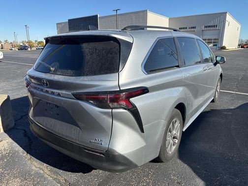 2024 Toyota Sienna XLE