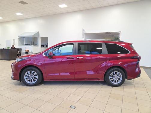 2023 Toyota Sienna XLE