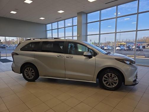 2024 Toyota Sienna XLE