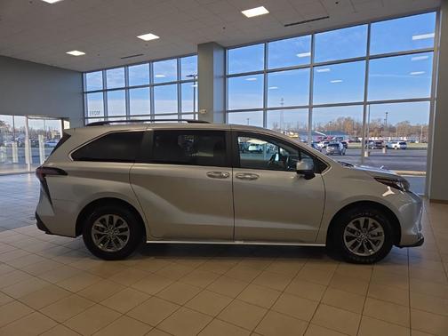 2024 Toyota Sienna XLE