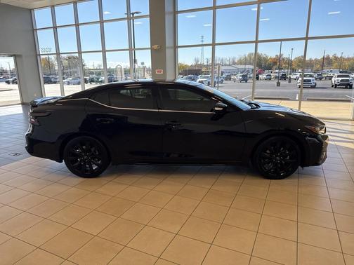 2023 Nissan Maxima SR