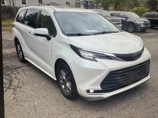 2022 Toyota Sienna XLE 7 Passenger