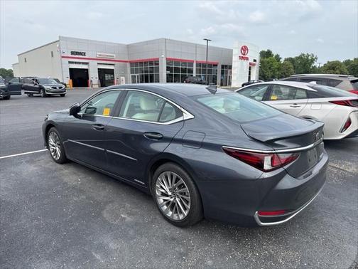 2022 Lexus ES 300h Luxury